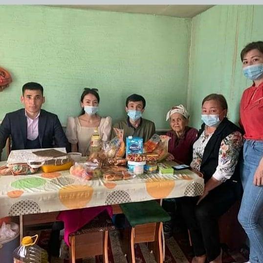 9 мамыр Жеңіс күні мерекесіне орай Шамалған Бекетіндегі Жқом Кмм жас мамандары ҰОС ардагерлері мен тыл жұмысшылары Демегенова Тұржан мен Табакова Татьянаны ұлы мерекемен құттықтап, азық-түлік себетін сыйлады