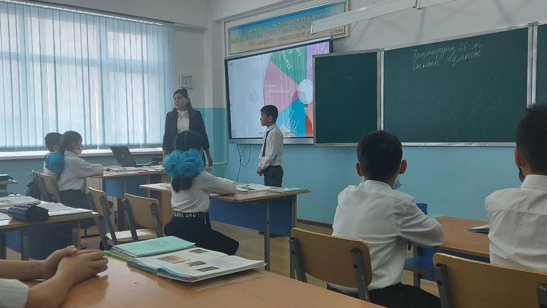 Мектеп тренері,география пәнінің мұғалімі Раймбек Елшат Раймбекқызы 5"ә"сыныбында "Электрлік және магниттік құбылыстар ашық сабағын көрсетті