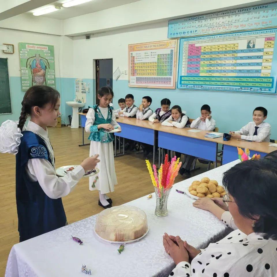 Ұлыс оң болсын, ақ бол болсын! Мектептің бастауыш сыныптарында кабинет ішінде наурызға арналған сынып сағаттары өткізілді. Мектеп ұжымы Наурыз мерекесін ауыл алаңында атап өтті.